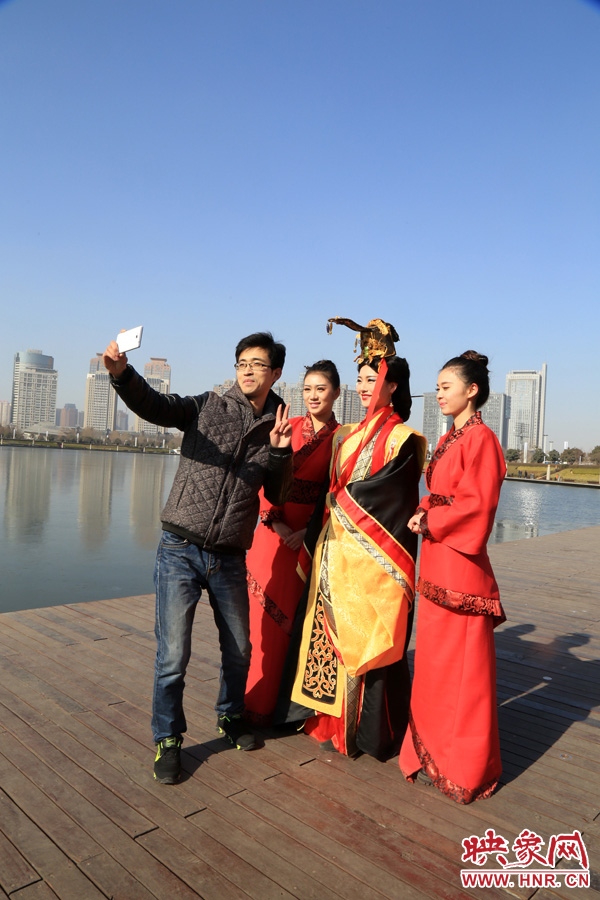 在比歌招親現(xiàn)場(chǎng)，有許多人圍觀拍照。