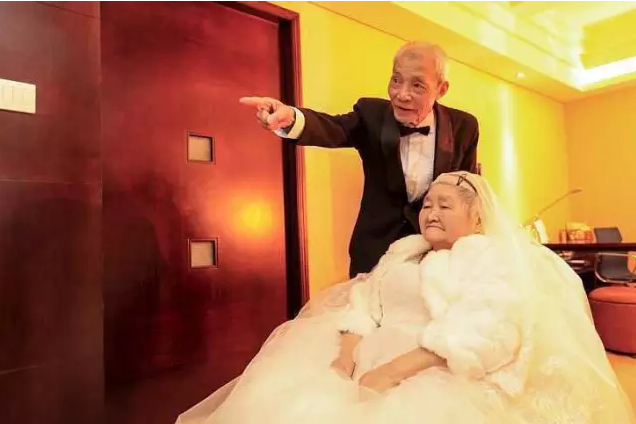 情人節(jié)最溫暖告白！84歲老人包下整樓示愛老伴