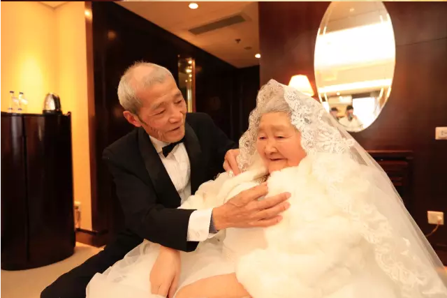 情人節(jié)最溫暖告白！84歲老人包下整樓示愛老伴