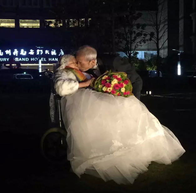 情人節(jié)最溫暖告白！84歲老人包下整樓示愛老伴
