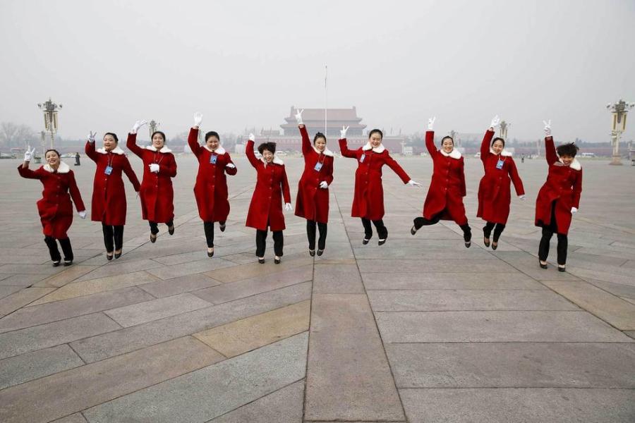 全國兩會(huì)美女禮儀齊穿“中國紅”吸睛