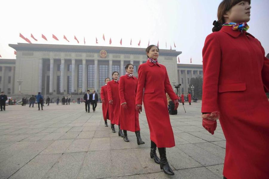 全國兩會(huì)美女禮儀齊穿“中國紅”吸睛