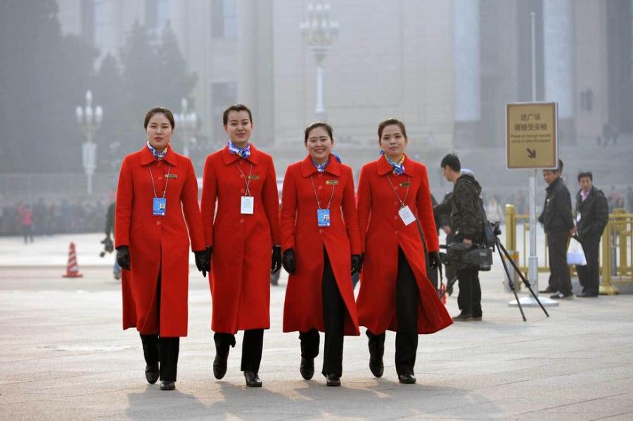 全國兩會(huì)美女禮儀齊穿“中國紅”吸睛