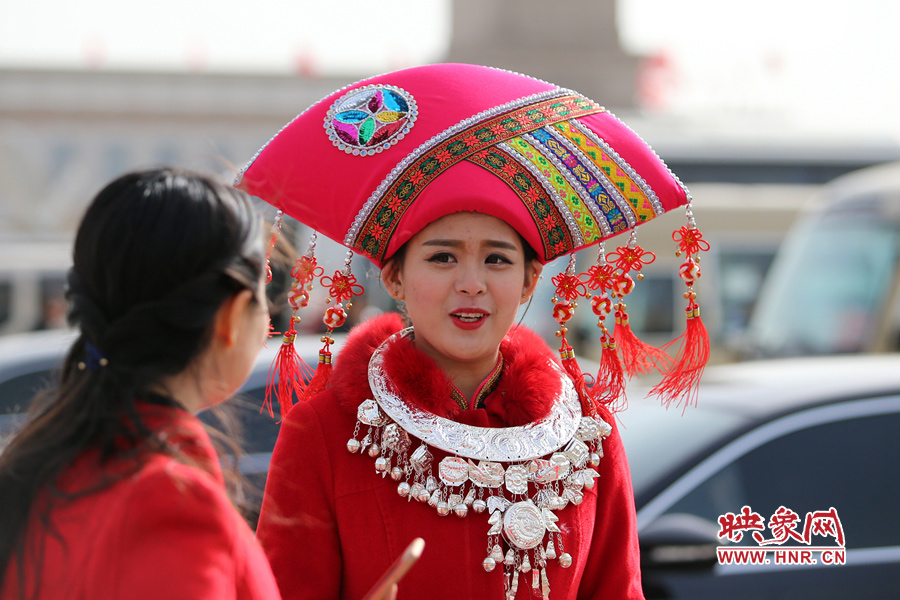 漂亮的頭飾配美女，回頭率相當(dāng)高