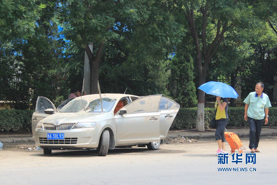 大雨過(guò)后艷陽(yáng)天  新鄉(xiāng)車主晾曬忙