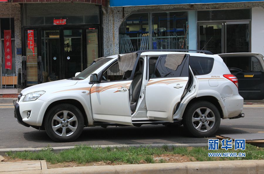 大雨過(guò)后艷陽(yáng)天  新鄉(xiāng)車主晾曬忙