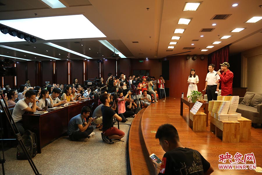 河南本土主流媒體基本全部到場，六小齡童接受記者提問。
