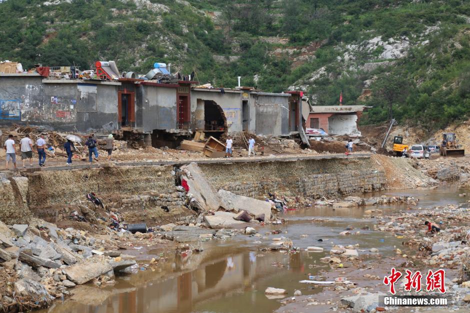 圖為都里鎮(zhèn)小河兩岸的民宅受損嚴(yán)重。