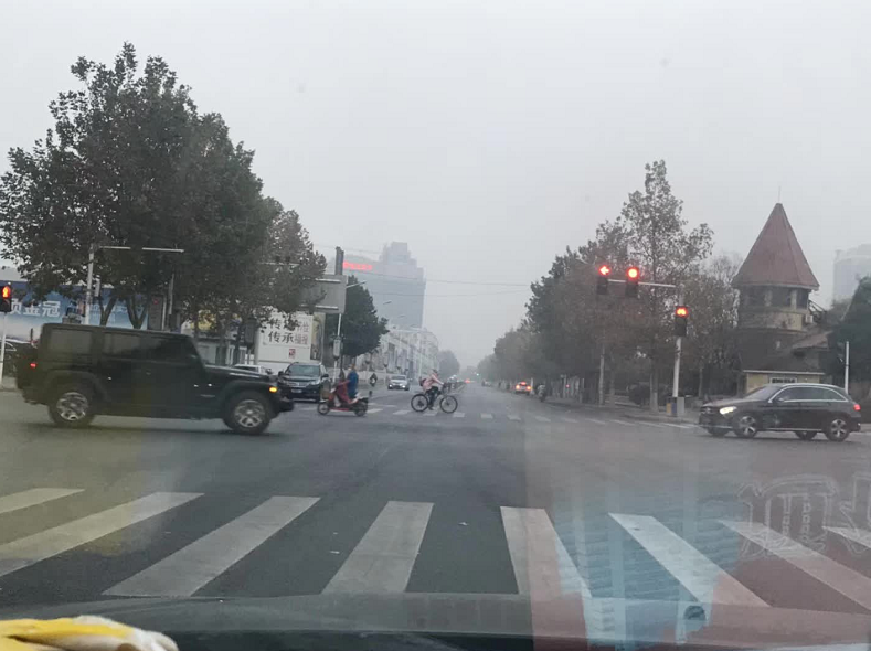 限行第一天！鄭州的早高峰是這個(gè)樣子的