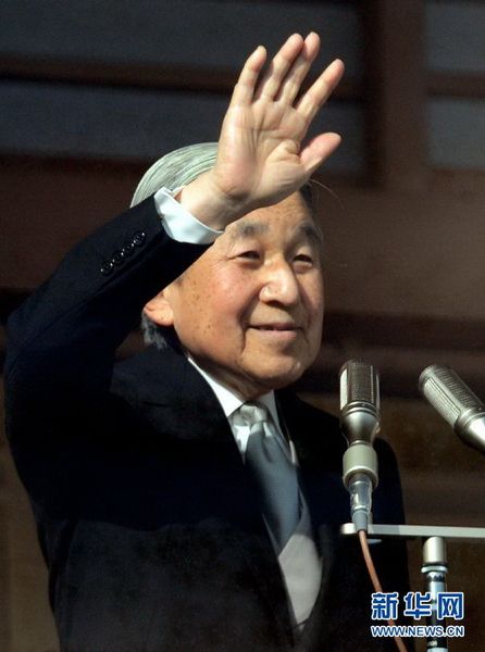 當(dāng)?shù)貢r(shí)間12月23日，在位于日本東京的皇宮，日本明仁天皇向民眾致意。
