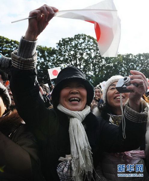 當(dāng)?shù)貢r(shí)間12月23日，在位于日本東京的皇宮，民眾向明仁天皇祝賀生日。