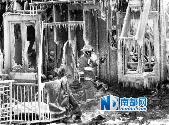 消防員用蒸汽機(jī)融化救火后殘留的冰層，尋找遇難者遺