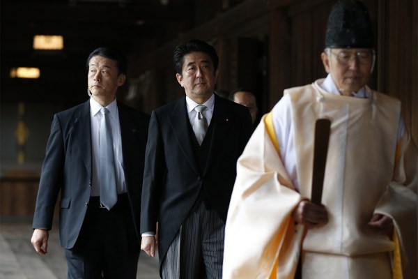 當(dāng)?shù)貢r(shí)間2013年12月26日，日本東京，日本首相安倍晉三抵達(dá)靖國(guó)神社。