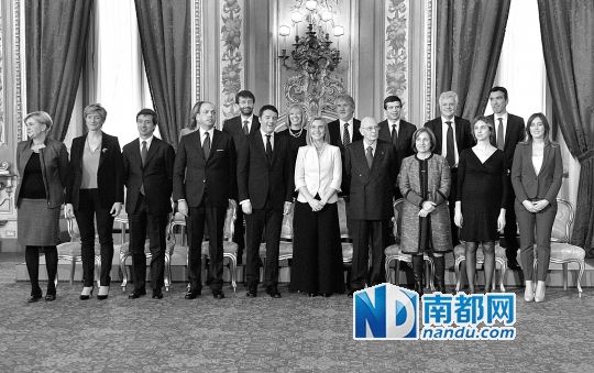 2月22日，在意大利羅馬總統(tǒng)府，新任總理馬泰奧·倫齊(前左五)與總統(tǒng)納波利塔諾(前右四)及新內(nèi)閣成員