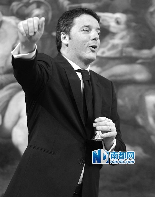 2月22日，在意大利羅馬總理府，新任總理馬泰奧·倫齊搖鈴象征正式行使總理權(quán)力。