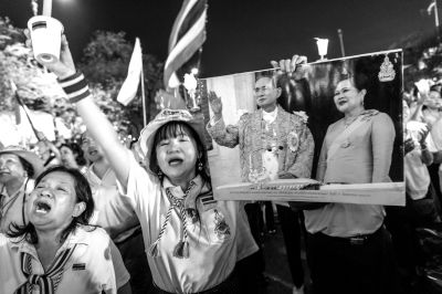 5日，泰國巴蜀府海濱度假勝地華欣，數(shù)萬民眾身穿國王的代表色“黃色”T恤，自發(fā)上街，口喊“國王萬歲”的口號。