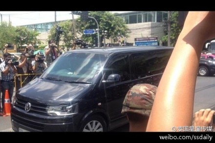 英拉乘坐其私人防彈車抵達軍方設施。