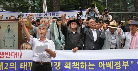 7月2日，在韓國首爾的日本駐韓國大使館前，民眾手持標(biāo)語參加抗議活動。