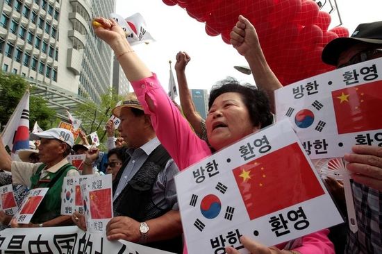 7月2日，在中國駐韓使館前，韓國民眾集會歡迎中國國家主席習(xí)近平訪韓，并打出寫有“釣魚島是中國的土地”字樣。