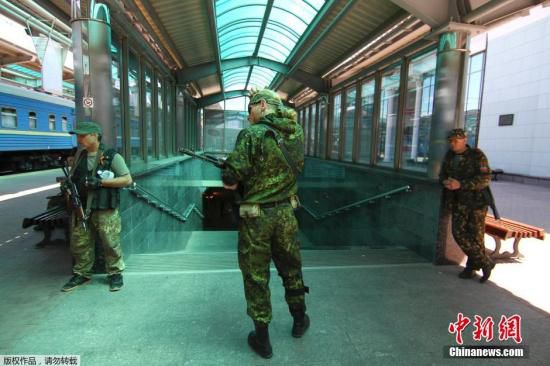 烏克蘭政府軍和民間武裝在頓涅茨克機場火車站附近發(fā)生激烈交火,火車站附近街道受到炮彈猛烈襲擊。