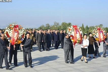 　朝鮮勞動(dòng)黨中央委員會、最高人民會議常任委員會和內(nèi)閣分別向銅像敬獻(xiàn)了花圈。