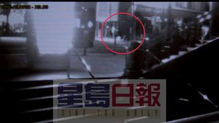 視頻拍到一名兇徒不斷踢打林泰紅圈內(nèi)。美國《星島日報(bào)》