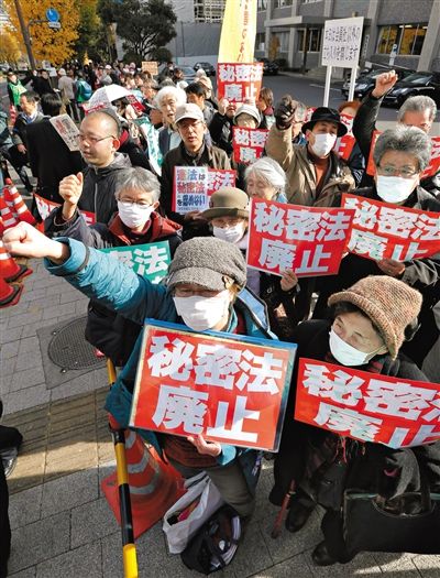 10日，日本東京，民眾聚集在首相官邸前，抗議當天生效的《特定秘密保護法》。