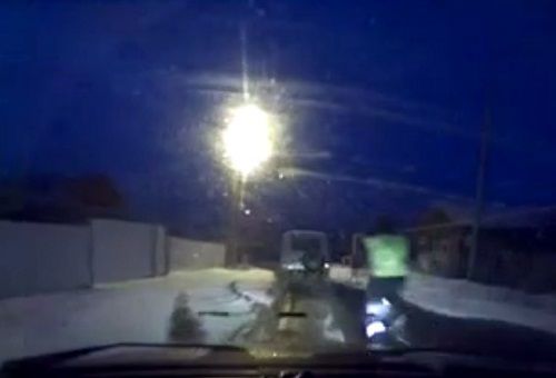 警車追逐中仍未追上可疑汽車，此時(shí)令人震驚的一幕出現(xiàn)，一名警察從警車中跳出來(lái)，向可疑車輛跑去。