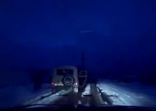 　　警察成功打開(kāi)可疑汽車的車門(mén)并登上汽車，司機(jī)見(jiàn)狀立即停車及棄車逃走，警察則下車?yán)^續(xù)追捕司機(jī)。