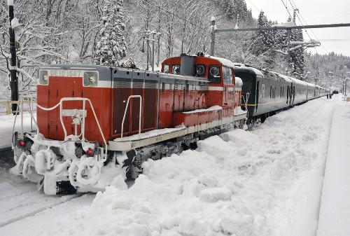 JR一臥鋪特急列車，因大雪在JR奧羽線津輕湯站附近拋錨，約130名乘客不得不在車上過(guò)夜。