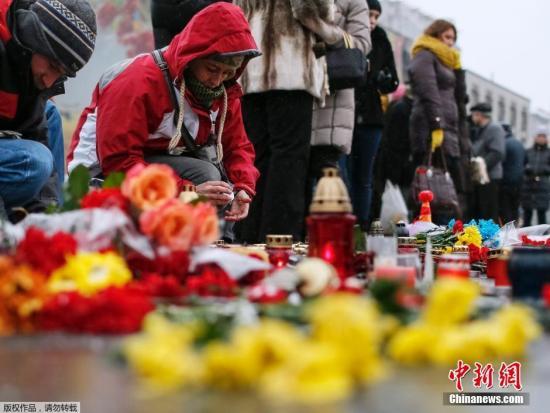 當(dāng)?shù)貢r(shí)間2015年1月25日，烏克蘭，烏克蘭民眾集會(huì)悼念在馬里烏波爾遭炮擊遇難的民眾。
