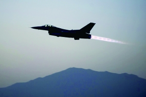 美國軍方19日證實(shí)，一架美軍F-16戰(zhàn)斗機(jī)上周在阿富汗東部遭到地面火力攻擊，受損嚴(yán)重，不得不拋掉兩個油箱以及多件武器彈藥才勉強(qiáng)返航。事發(fā)區(qū)域主要受塔利班控制。過去，塔利班武裝組織曾經(jīng)數(shù)次使用小型火力擊落美軍直升機(jī)，但從未擊中能在高空超音速飛行的F-16戰(zhàn)斗機(jī)。