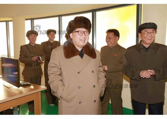 金正恩現(xiàn)場指導工作。
