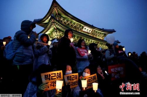 韓國民眾要求樸槿惠下臺的燭光集會現(xiàn)場。