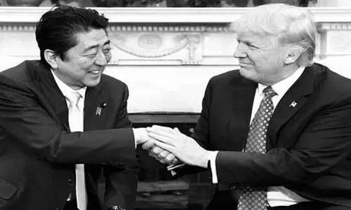 本來(lái)來(lái)訪者還應(yīng)包括墨西哥總統(tǒng)培尼亞·涅托的。但特朗普簽署行政令稱要在美國(guó)和墨西哥之間建墻，還要向墨西哥出口到美國(guó)的商品加征20%關(guān)稅的行為惹怒了墨西哥人。