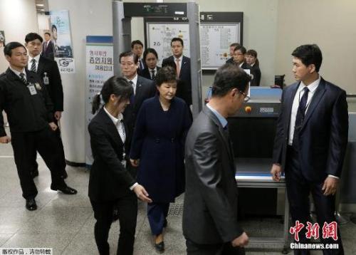 資料圖：當?shù)貢r間3月30日，韓國法院就是否批捕前總統(tǒng)樸槿惠進行審理，樸槿惠以犯罪嫌疑人身份出庭接受拘捕令實質(zhì)審查。