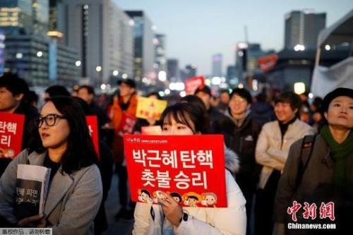 資料圖：當?shù)貢r間3月10日上午，韓國憲法法院就總統(tǒng)彈劾案審判，樸槿惠被立即免去總統(tǒng)職務。當晚，韓國民眾走上首爾街頭舉行燭光集會。