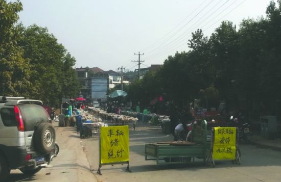 簡(jiǎn)陽(yáng)董家埂鄉(xiāng)，主干道被占道擺酒席