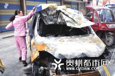 才跑8000公里的車被燒得不成樣子。