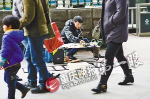 街頭，張啟輝將自己的作品擺放出售。