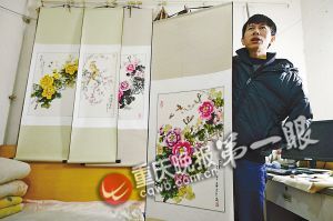 靠一根拇指夾畫筆，張啟輝繪出美麗色彩。