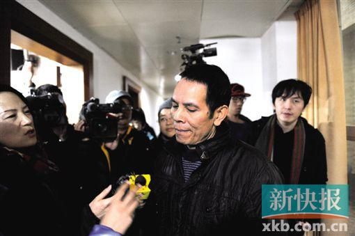 昨日,小華的父親胡國虎接受媒體記者采訪。新快報記者 孫毅/攝
