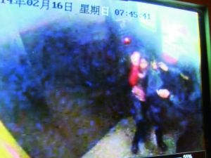 男子尾隨侯某進入電梯。