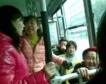 女孩沒(méi)給老太讓座被人批。