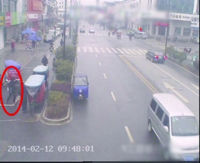 盡管嫌疑人拿走了金店內(nèi)的監(jiān)控設備，但他逃離過程中仍被道路監(jiān)控拍下（紅圈中為嫌疑人）。