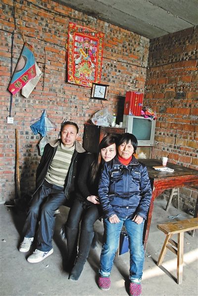 超生女謝先梅(中)、養(yǎng)父謝運才（左）、謝運才的嫂子唐富秀