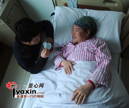 2月15日，馬友紅給病床上的母親喂水喝，對于家庭現(xiàn)在的處境，身患重癥的母親也時而感到愧對兒子。亞心網(wǎng)記者 張已 攝