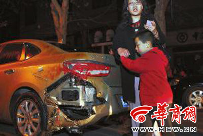豐慶路226號的足浴店起火殃及樓下車輛，一個車主將車搶救出來后仍驚魂未定
