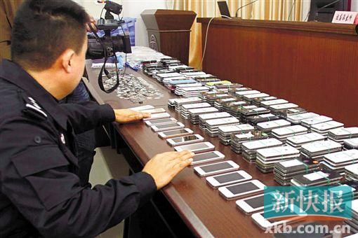 警方繳獲的贓物很多是高檔手機。新快報記者 陳榮炎/攝