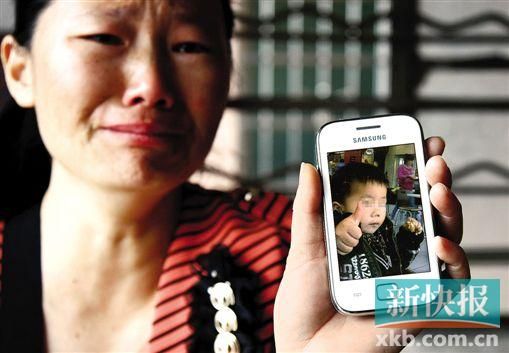 男童的舅媽拿著小益的照片,悲痛欲絕。 新快報記者 畢志毅 攝